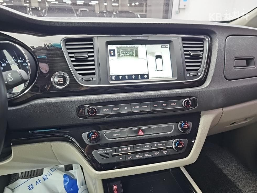 Kia The New (facelift) Carnival9-seater 2.2 Diesel Noblesse Special (special feature/edition) - 10