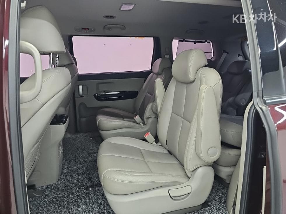 Kia The New (facelift) Carnival9-seater 2.2 Diesel Noblesse Special (special feature/edition) - 12