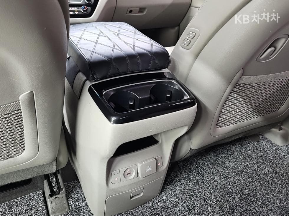 Kia The New (facelift) Carnival9-seater 2.2 Diesel Noblesse Special (special feature/edition) - 13