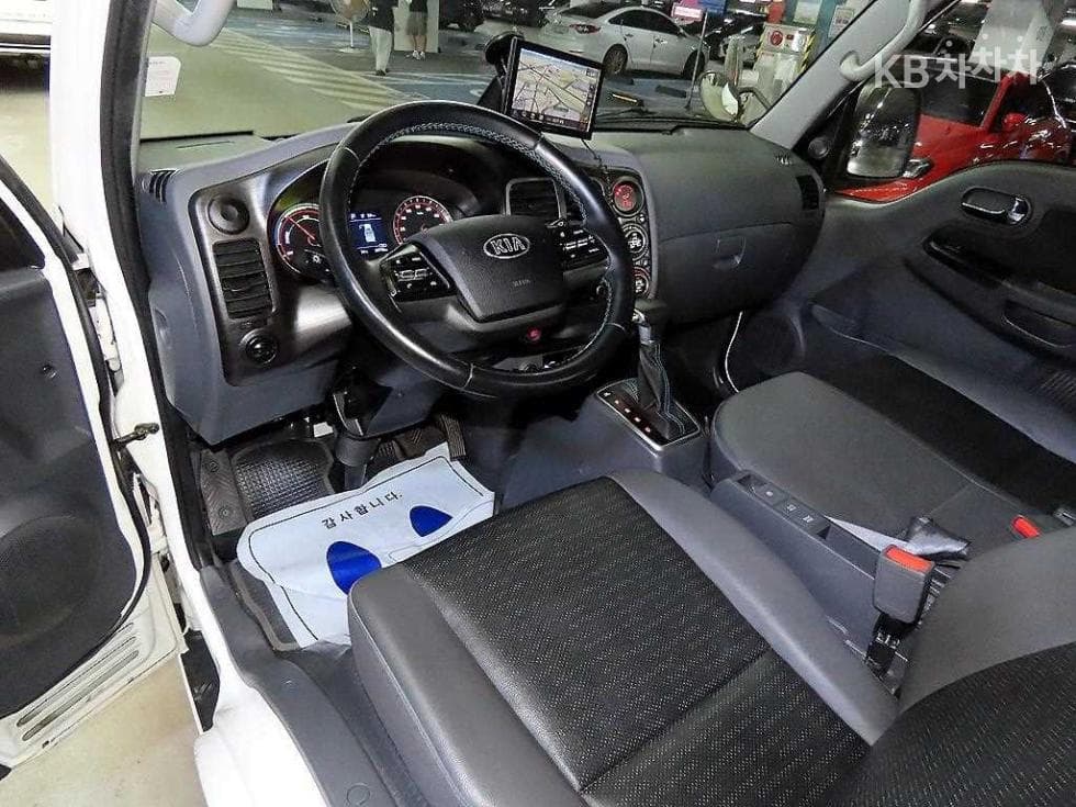Kia The New (facelift) Bongo 3 (light truck) EV1 Ton 2WD Extra Long King Cab GLS - 11