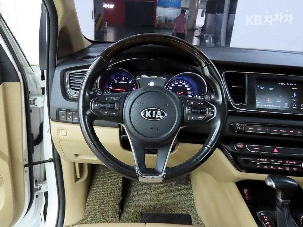Kia The New (facelift) Carnival9-seater 2.2 Diesel Noblesse Special (special feature/edition) - 9