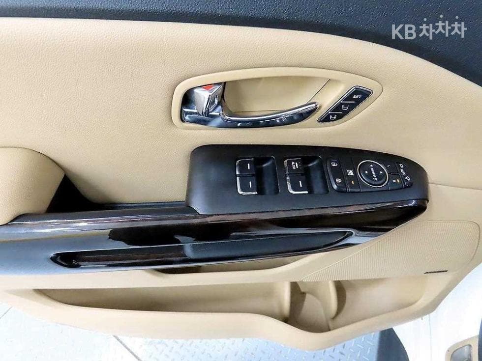 Kia The New (facelift) Carnival9-seater 2.2 Diesel Noblesse Special (special feature/edition) - 11