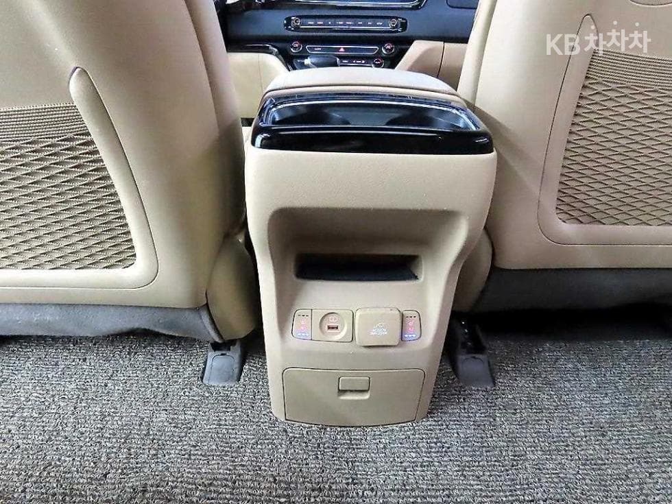 Kia The New (facelift) Carnival9-seater 2.2 Diesel Noblesse Special (special feature/edition) - 12