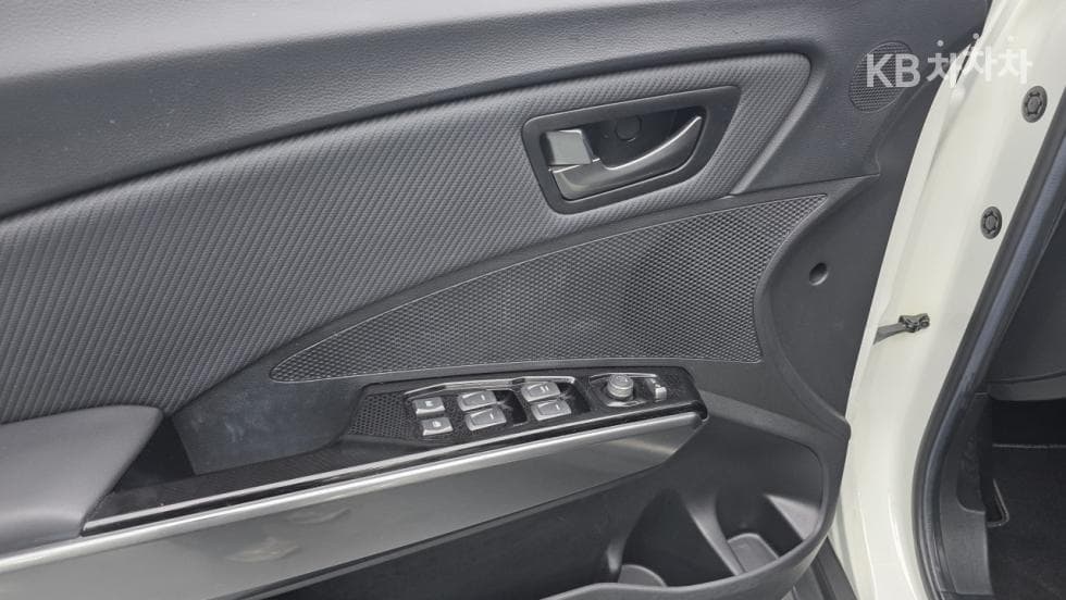 KG Mobility Very New (facelift/refresh; particularly for Tivoli) TivoliGasoline V1 2WD Standard - 18