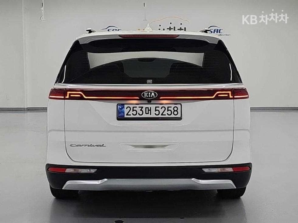 Kia Carnival 4th generationD2.2 9-seater Signature - 4