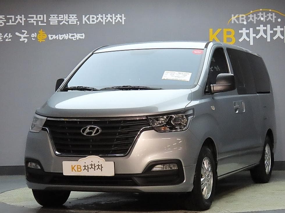 Hyundai Grand Starex 5-seater Van CVX Modern - Image 1