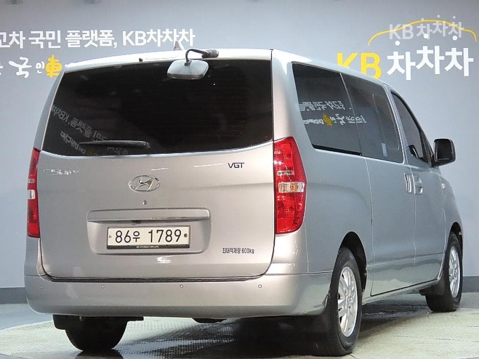 Hyundai Grand Starex5-seater Van CVX Modern - 2