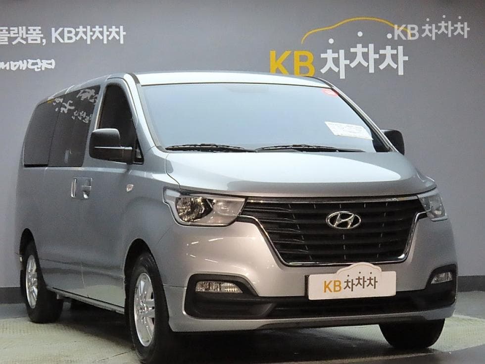 Hyundai Grand Starex5-seater Van CVX Modern - 3