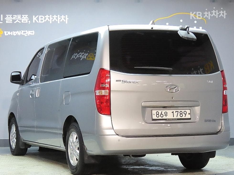Hyundai Grand Starex5-seater Van CVX Modern - 4