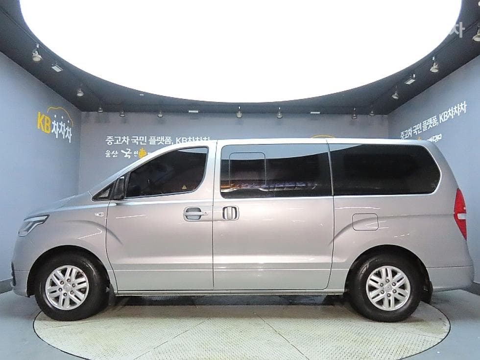 Hyundai Grand Starex5-seater Van CVX Modern - 5