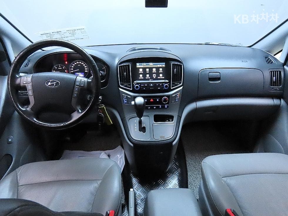 Hyundai Grand Starex5-seater Van CVX Modern - 6