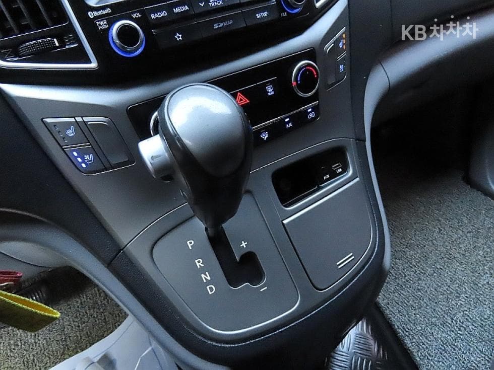 Hyundai Grand Starex5-seater Van CVX Modern - 9