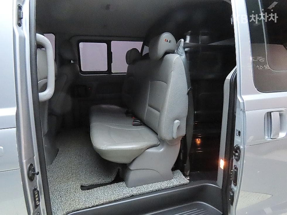 Hyundai Grand Starex5-seater Van CVX Modern - 11