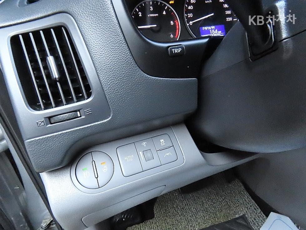 Hyundai Grand Starex5-seater Van CVX Modern - 12