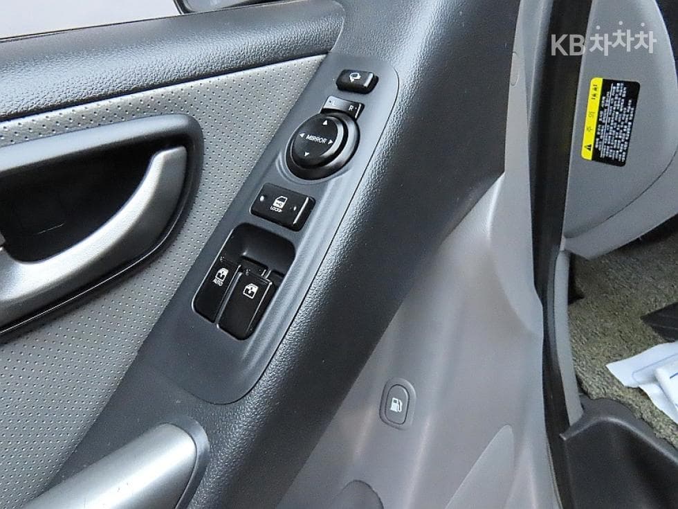 Hyundai Grand Starex5-seater Van CVX Modern - 13