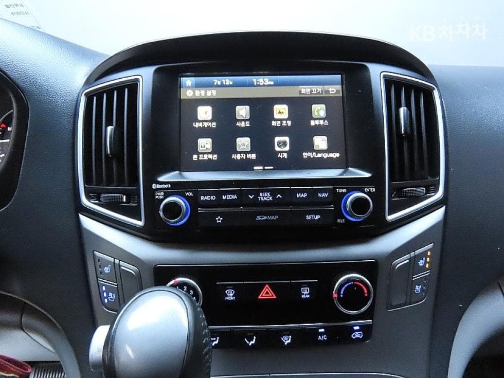Hyundai Grand Starex5-seater Van CVX Modern - 17