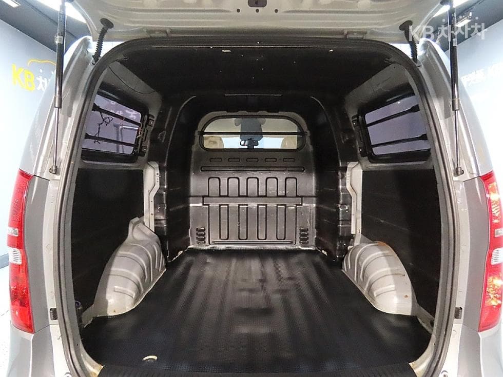 Hyundai Grand Starex5-seater Van CVX Modern - 19