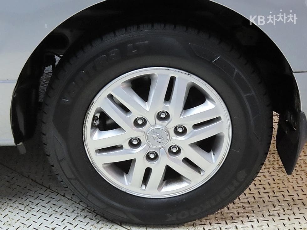 Hyundai Grand Starex5-seater Van CVX Modern - 20