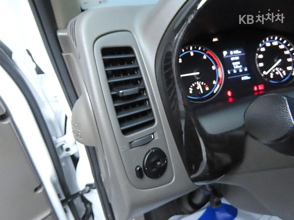 Hyundai Porter 2Extra Long Double Cab LPG Premium - 12