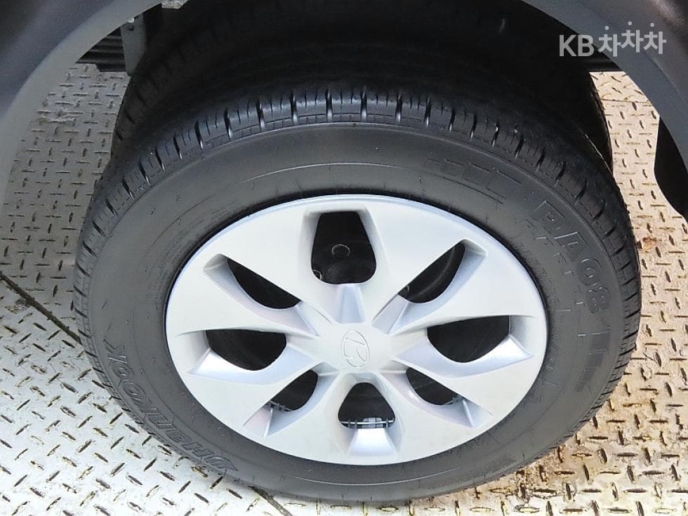 Hyundai Porter 2Extra Long Double Cab LPG Premium - 20