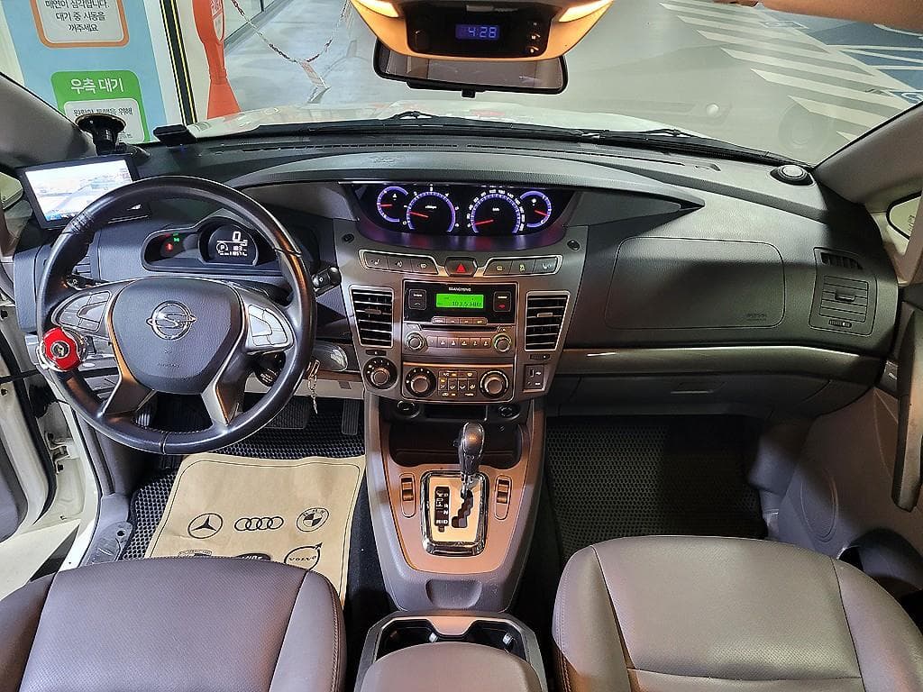 КейДжи Мобилити 코란도 투리스모2WD LT 11-местен - 6
