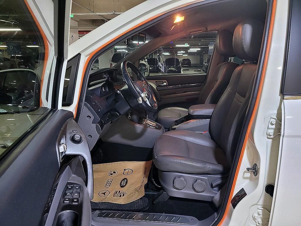 КейДжи Мобилити 코란도 투리스모2WD LT 11-местен - 7