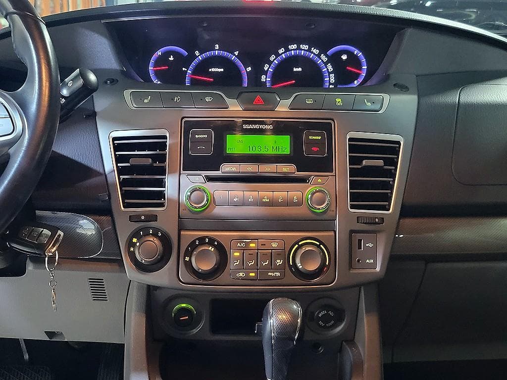 КейДжи Мобилити 코란도 투리스모2WD LT 11-местен - 11