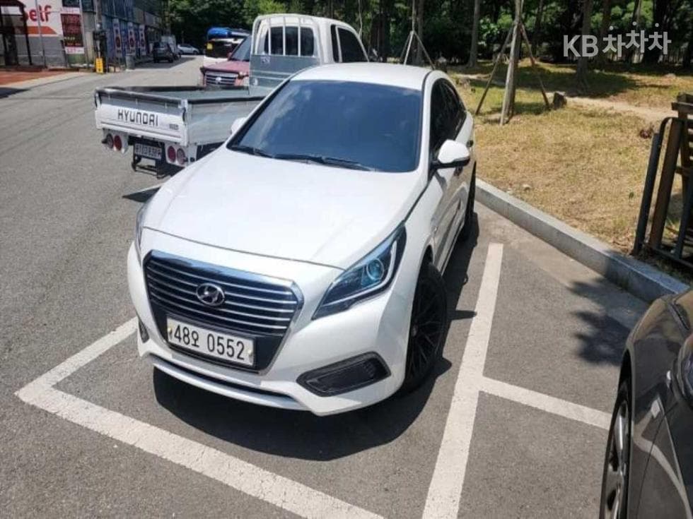Hyundai Sonata LF Hybrid 2.0 P-HEV Premium - Image 1