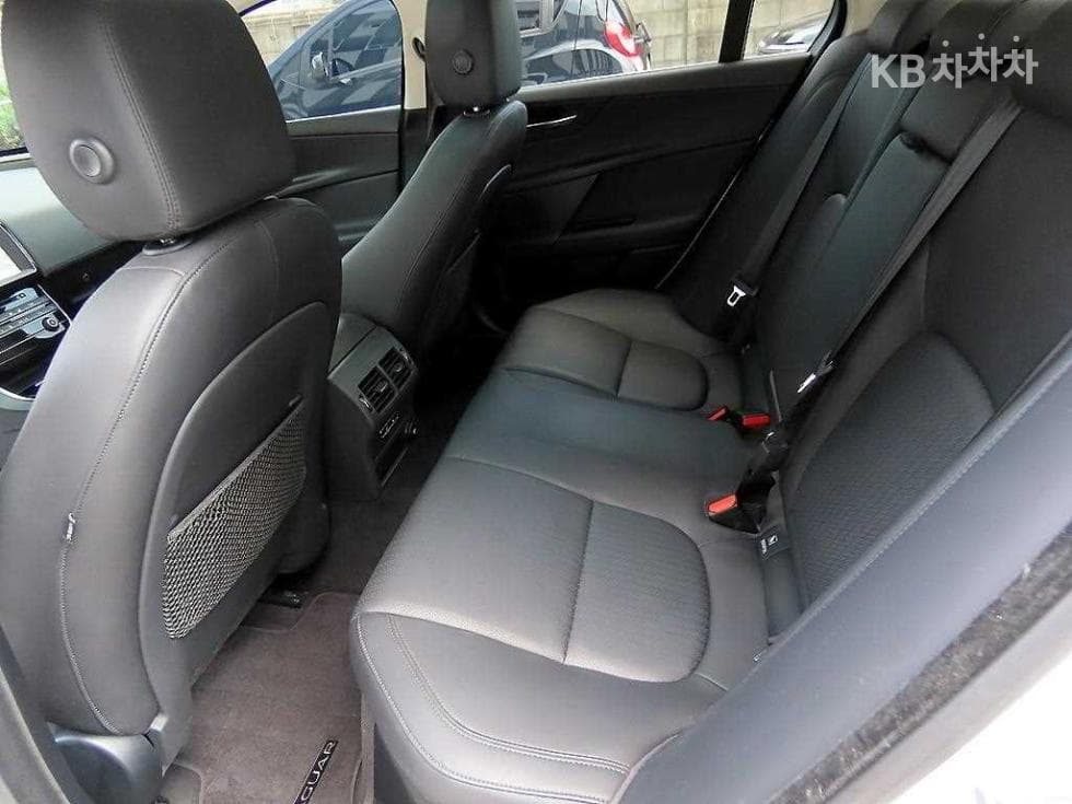 Jaguar XE2.0 Diesel PORTFOLIO - 6