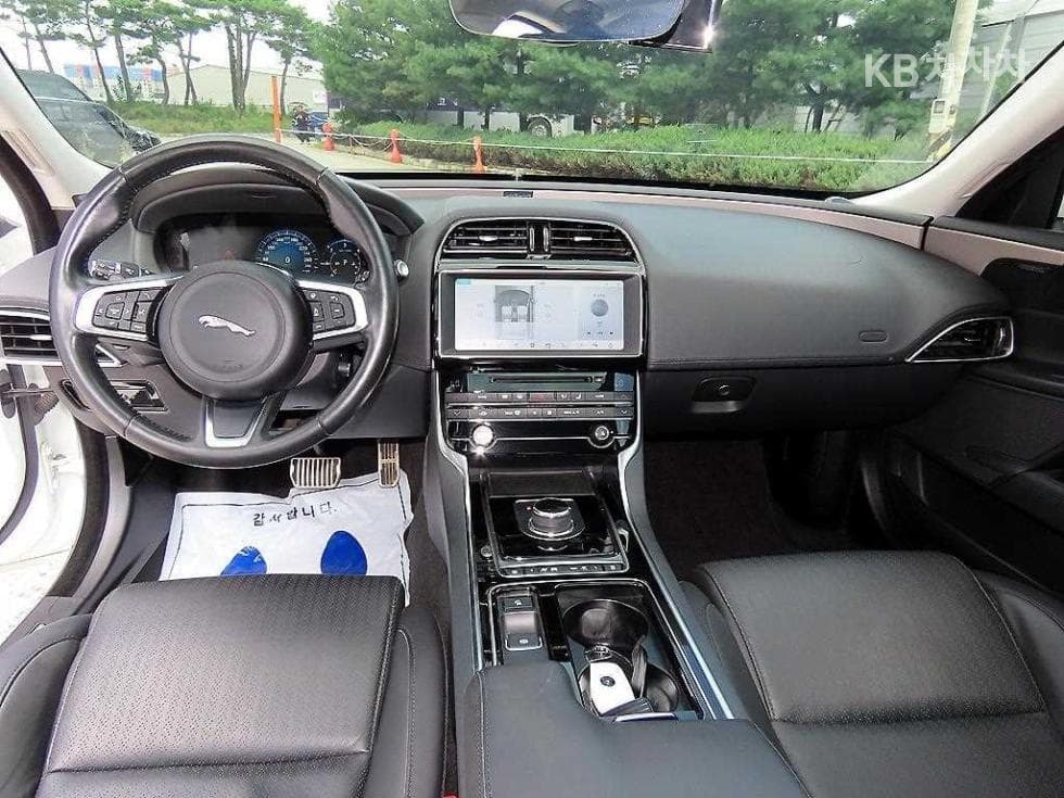Jaguar XE2.0 Diesel PORTFOLIO - 7