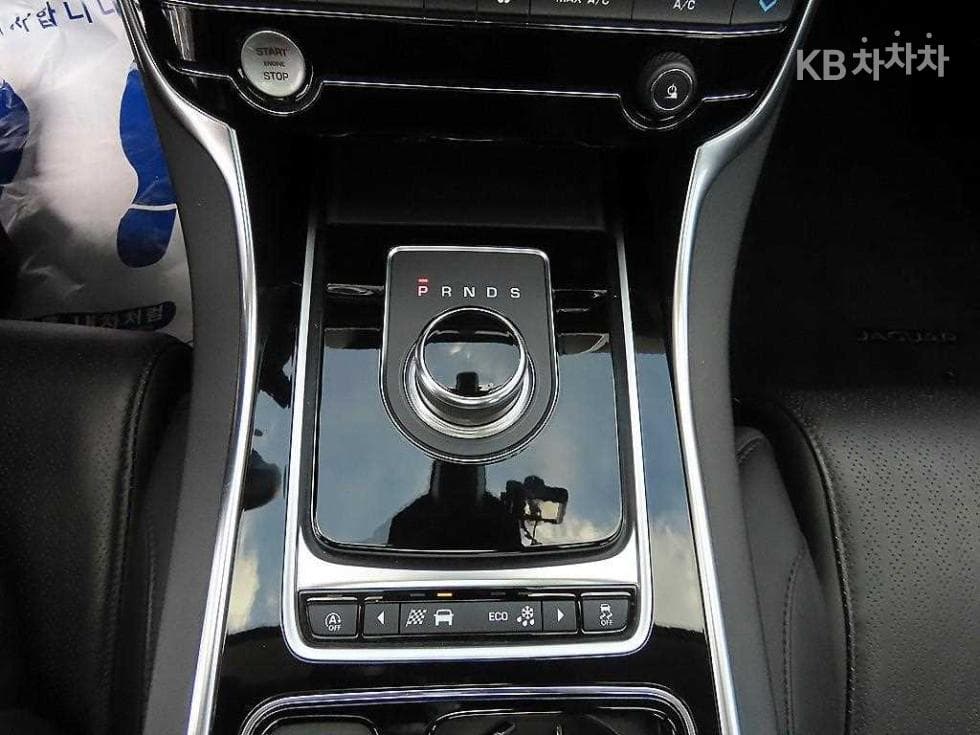 Jaguar XE2.0 Diesel PORTFOLIO - 10