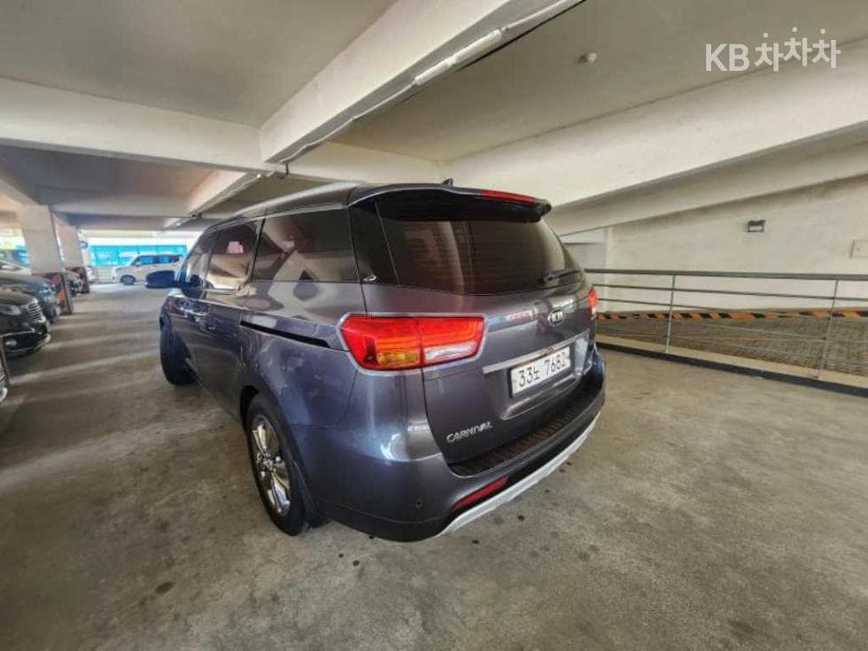 Kia All New Carnival7-seater (Limousine) 2.2 Diesel Limousine VIP - 4