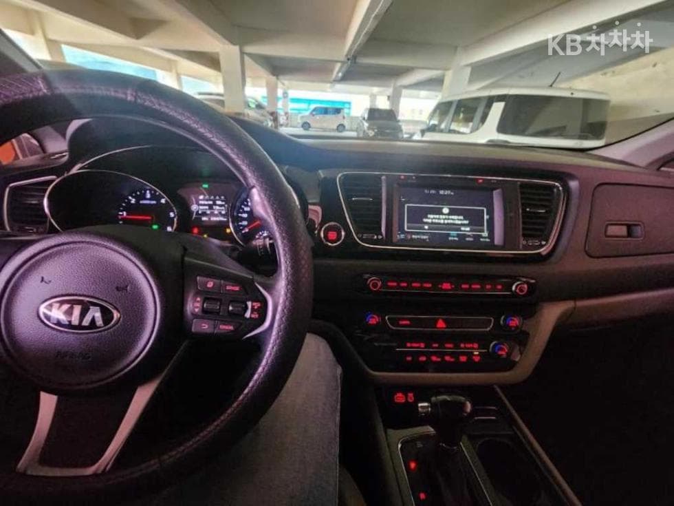 Kia All New Carnival7-seater (Limousine) 2.2 Diesel Limousine VIP - 6