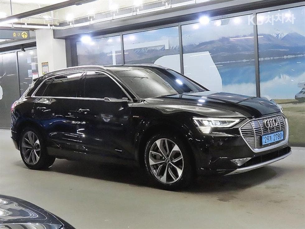 Audi e-tron 55 quattro Standard - Image 1