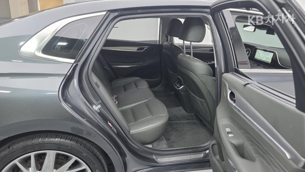 Hyundai The New (facelift) Grandeur (Azera)2.5 Calligraphy - 24