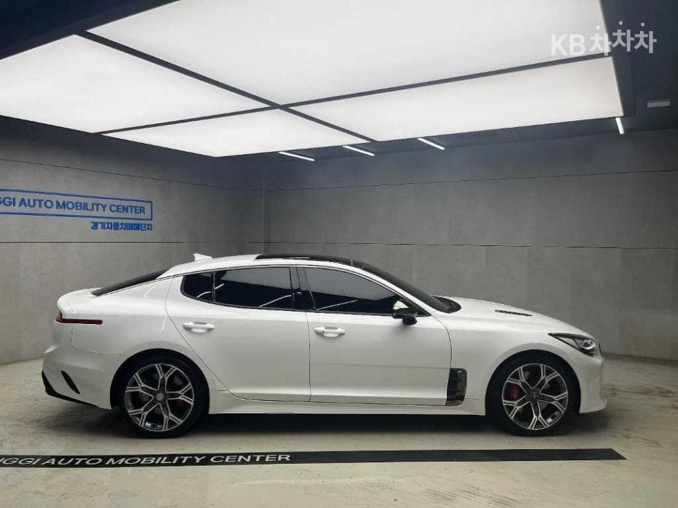 Kia Stinger2.0 Turbo 2WD 플래티넘 - 2