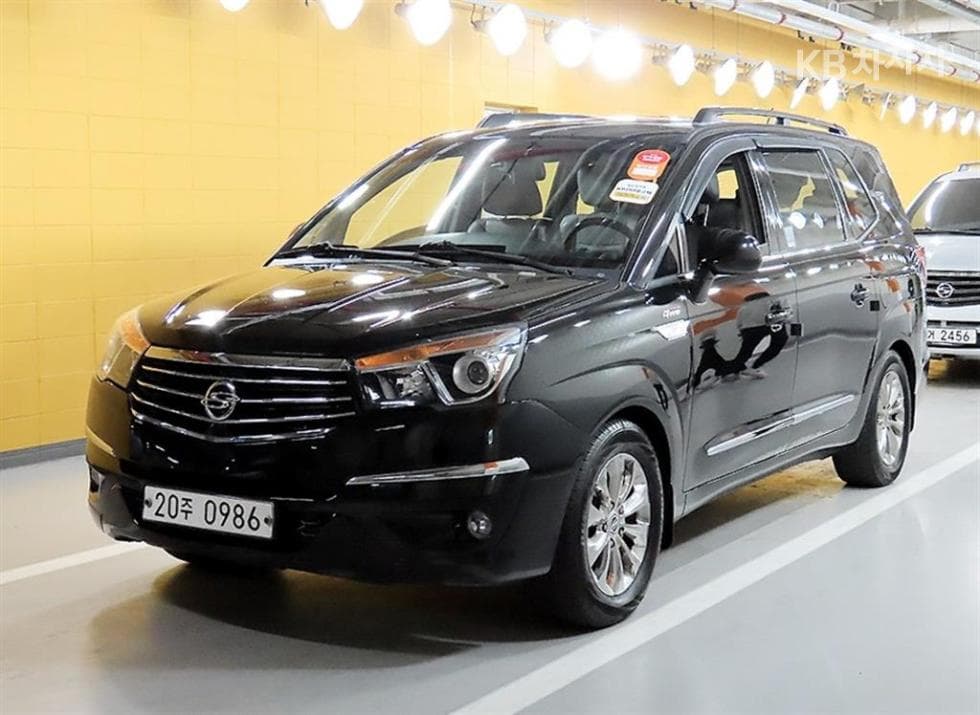 KG Mobility 코란도 투리스모 9-seater 4WD TX - Image 1