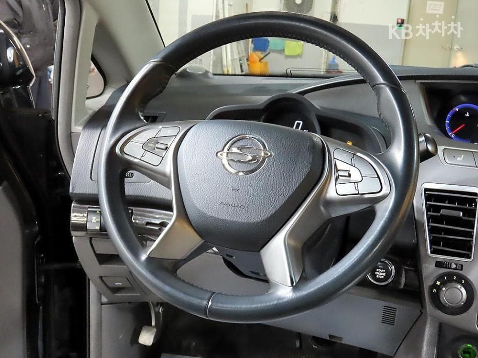 KG Mobility 코란도 투리스모9-seater 4WD TX - 6