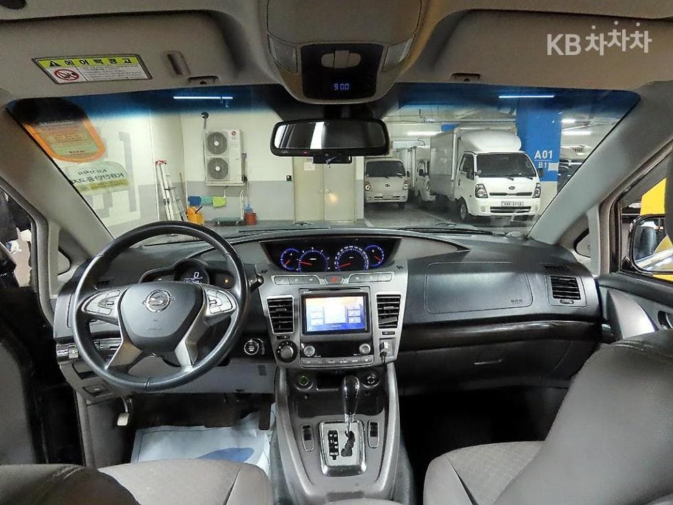 KG Mobility 코란도 투리스모9-seater 4WD TX - 7