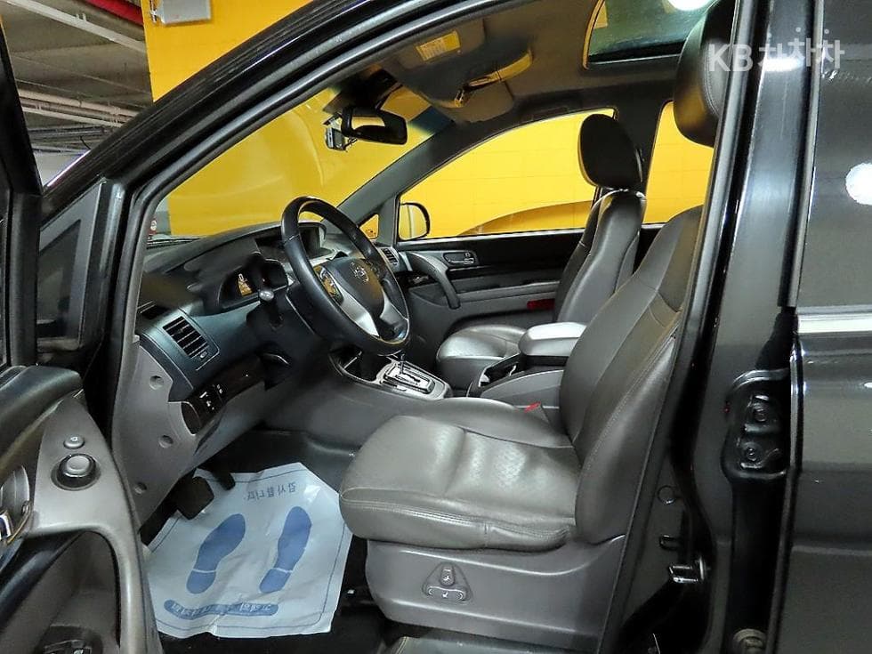 KG Mobility 코란도 투리스모9-seater 4WD TX - 8