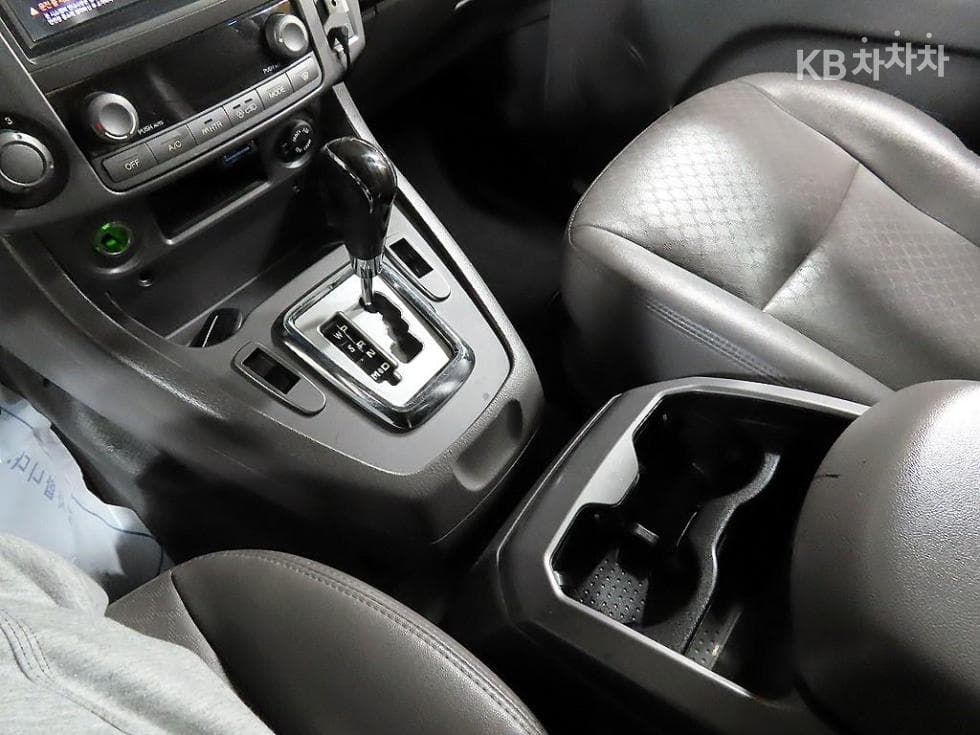 KG Mobility 코란도 투리스모9-seater 4WD TX - 11