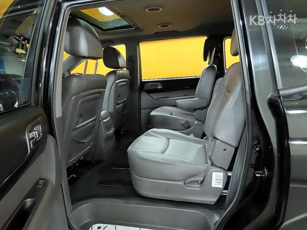 KG Mobility 코란도 투리스모9-seater 4WD TX - 12