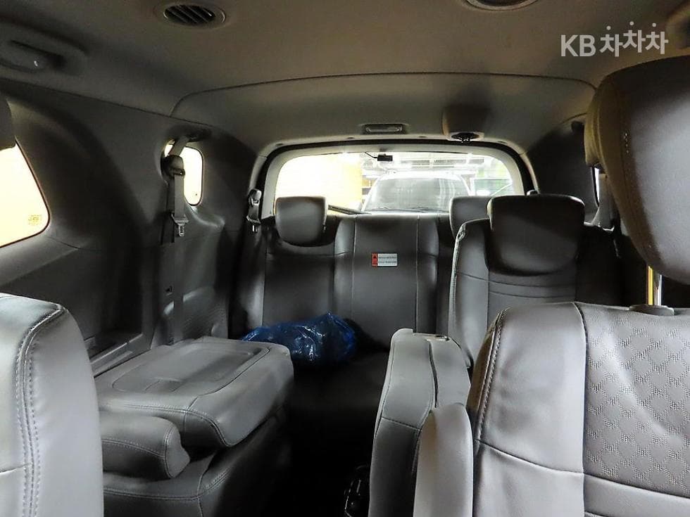 KG Mobility 코란도 투리스모9-seater 4WD TX - 13