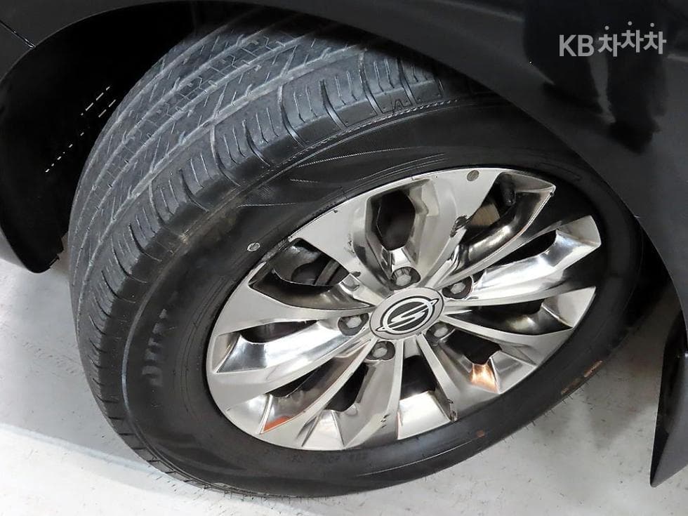 KG Mobility 코란도 투리스모9-seater 4WD TX - 19