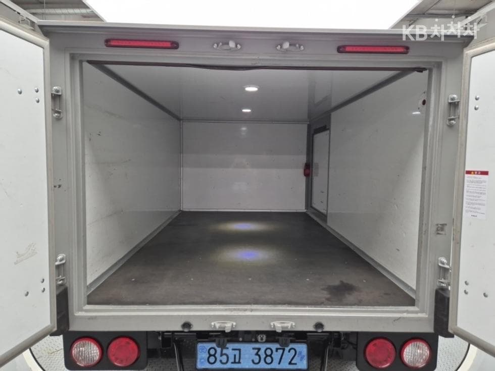 Киа The New (фейслифт) Бонго 3 (лек) EVBox Truck 1 тон 저상형 Королевска кабина Удължено междуосие Стандартен - 17