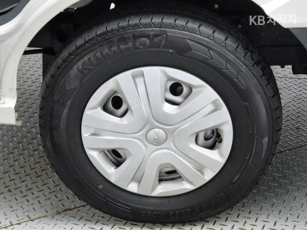 Киа The New (фейслифт) Бонго 3 (лек) EVBox Truck 1 тон 저상형 Королевска кабина Удължено междуосие Стандартен - 18