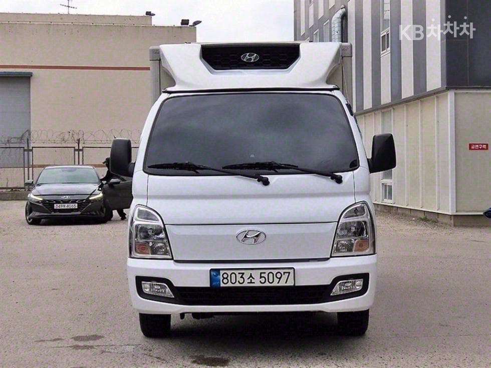 Hyundai Porter 2 Extra Long Super Cab 냉동Top (Cargo)차 Style - Image 1