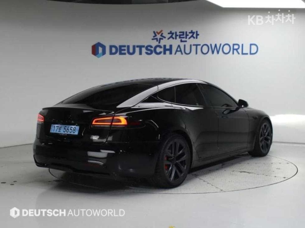 Tesla Model S Plaid - Image 2