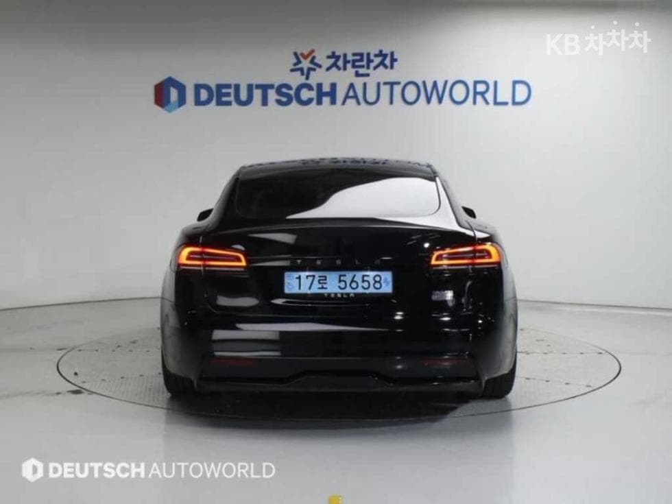 Tesla Model S Plaid - Image 4