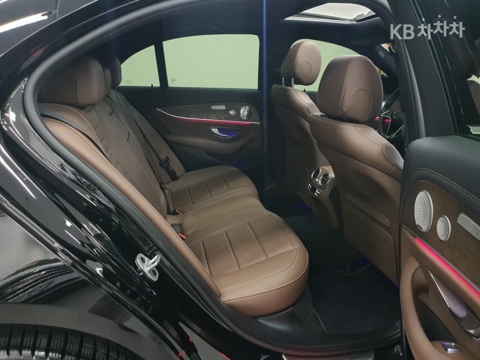 Mercedes-Benz E-Клас (W213)E300e 4MATIC Exclusive - 26